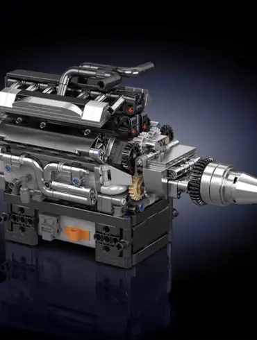 Klemmbaustein-Modell eines britischen V12-Motors mit erkennbaren mechanischen Bauteilen und Details