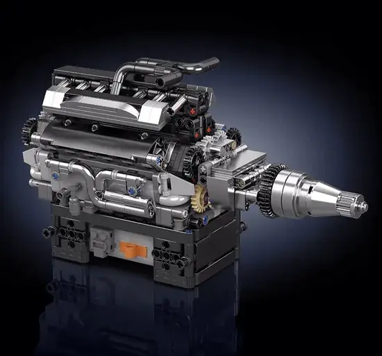 Klemmbaustein-Modell eines britischen V12-Motors mit erkennbaren mechanischen Bauteilen und Details