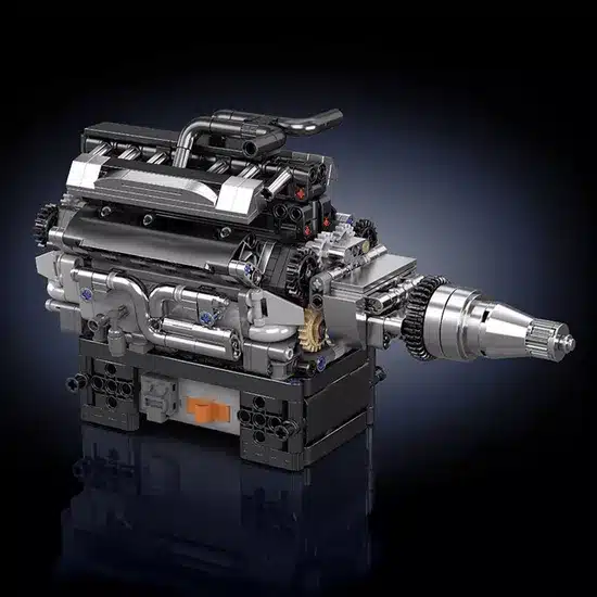 Klemmbaustein-Modell eines britischen V12-Motors mit erkennbaren mechanischen Bauteilen und Details