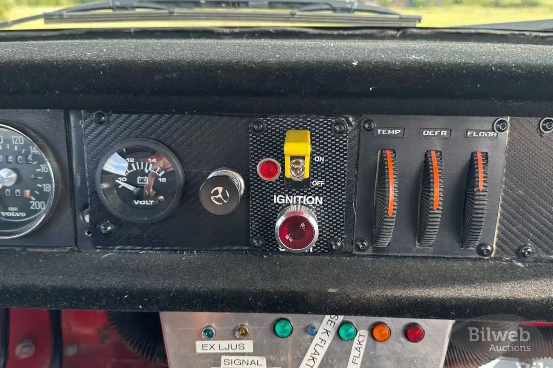 Armaturentafel und Schalter eines Volvo 142 Rallyefahrzeugs, Detailaufnahme von Startschalter und Messinstrumenten.