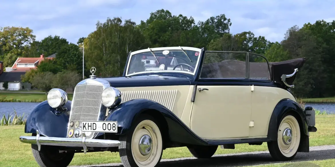 Restaurierter Mercedes-Benz 170 V Cabriolet von 1939 im Freien, klassische zweifarbige Lackierung, aufgenommen bei Tageslicht.