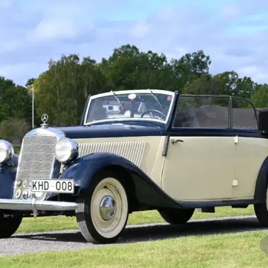 Restaurierter Mercedes-Benz 170 V Cabriolet von 1939 im Freien, klassische zweifarbige Lackierung, aufgenommen bei Tageslicht.