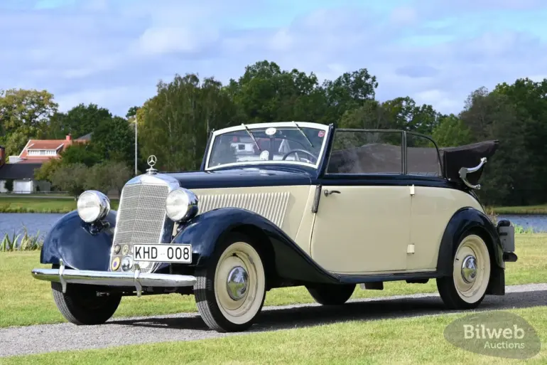 Restaurierter Mercedes-Benz 170 V Cabriolet von 1939 im Freien, klassische zweifarbige Lackierung, aufgenommen bei Tageslicht.