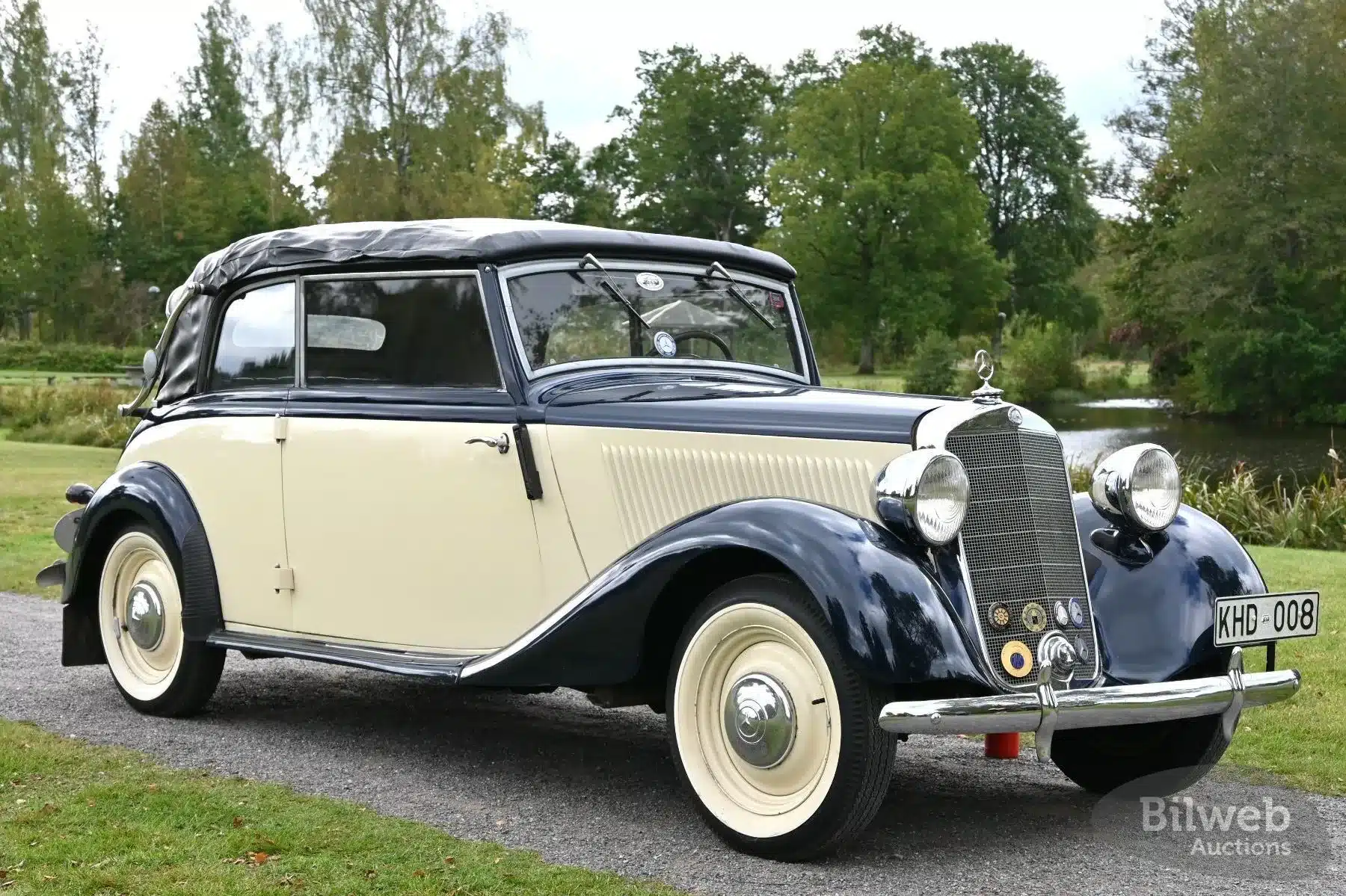 Restauriertes Mercedes-Benz 170 V Cabriolet Baujahr 1939 in zweifarbigem Lack, Seitenansicht, im Freien geparkt