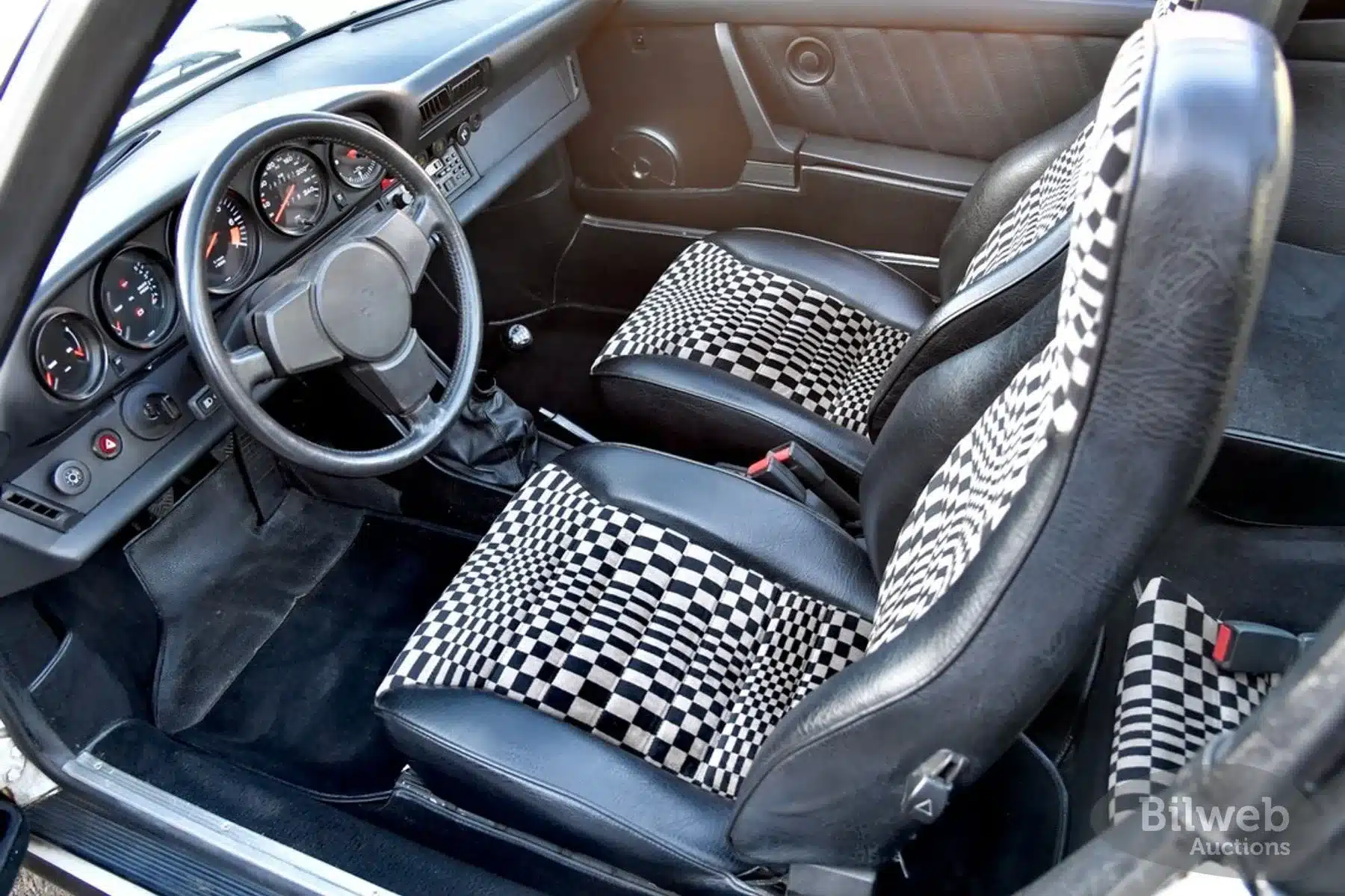 Cockpit und Sitze des Porsche 911 SC Targa 3,0 aus dem Jahr 1981 mit typischen Pasha-Muster Sitzbezügen und originalgetreuer Innenausstattung.