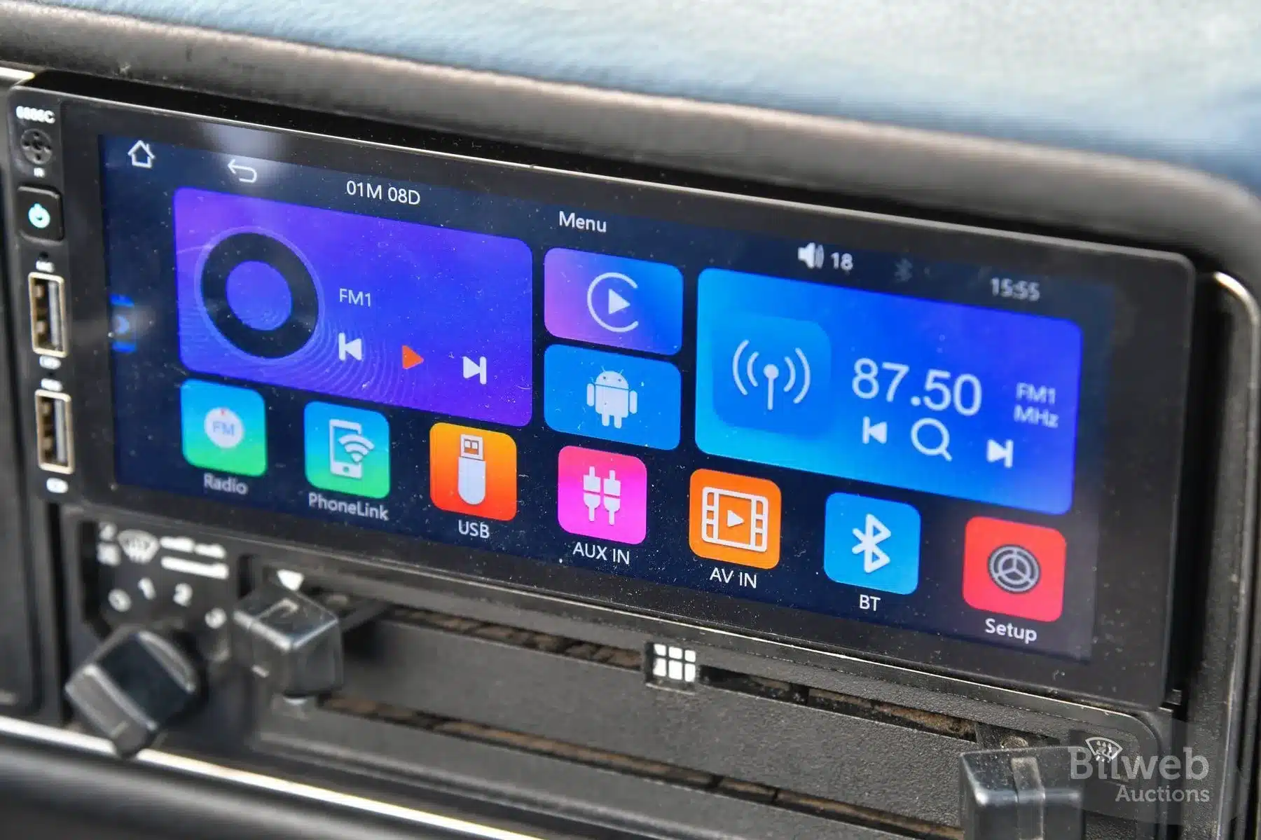 Nachgerüstetes Multimediasystem mit Touchscreen im Armaturenbrett des Golf I Cabriolet