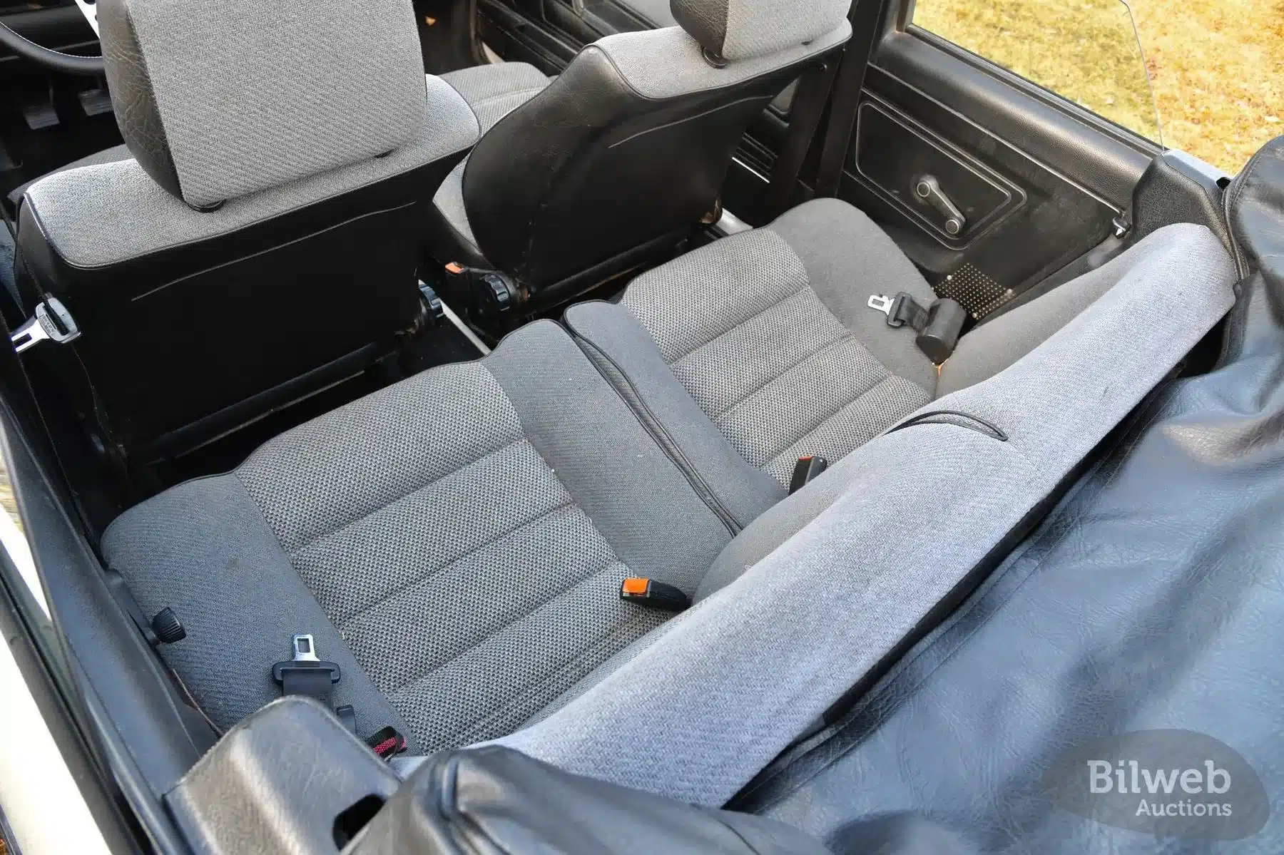 Innenansicht eines VW Golf 1 Cabriolets von 1986, deutlich sichtbare Gebrauchsspuren auf den Sitzen