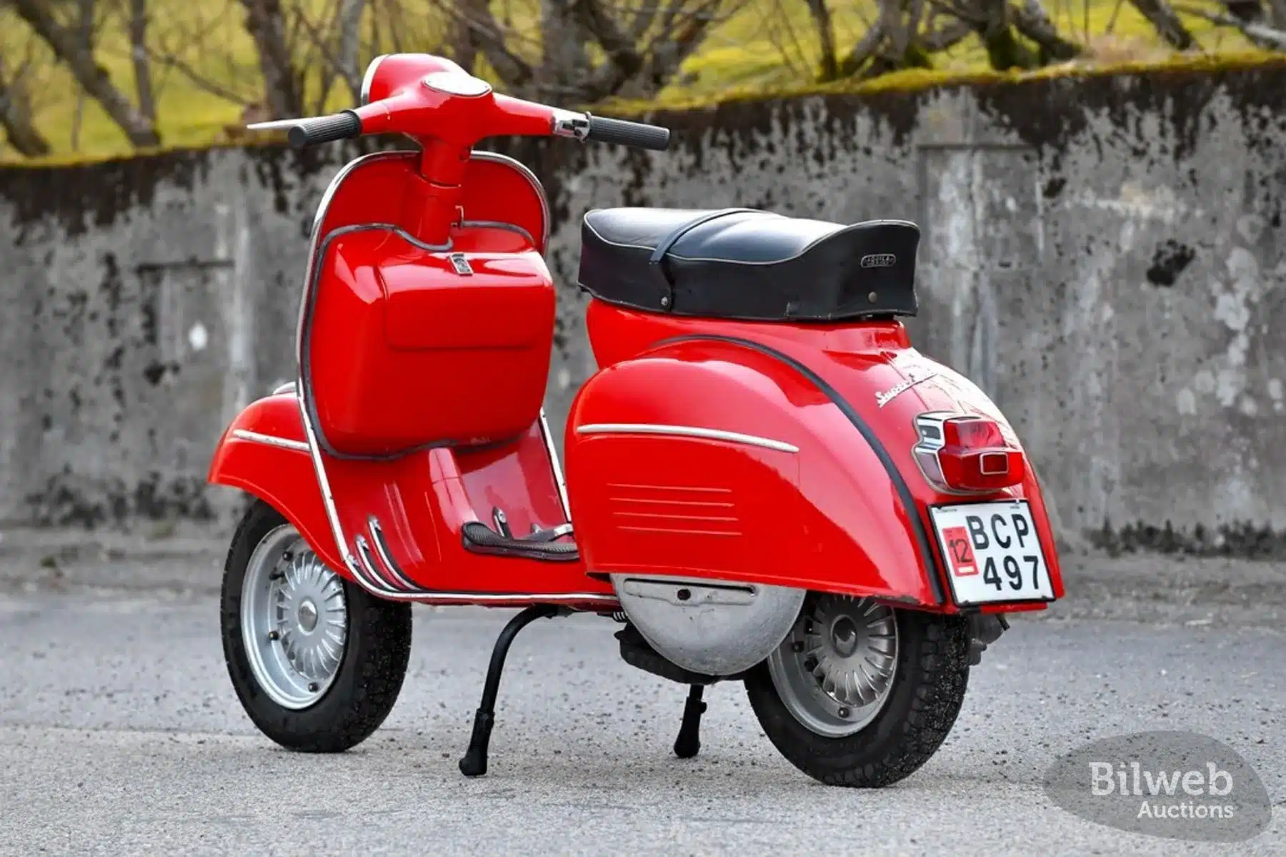 Piaggio Vespa 180 Super Sport, Baujahr 1966, in Rot, von hinten fotografiert mit sichtbarem schwedischen Nummernschild.