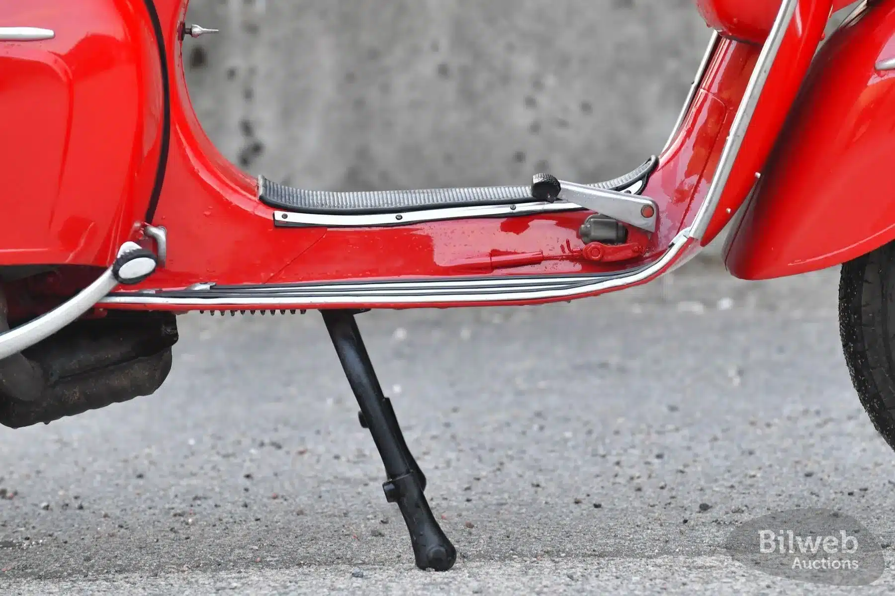 Rotes Vespa 180 Super Sport Trittbrett und Ständer, Baujahr 1966.
