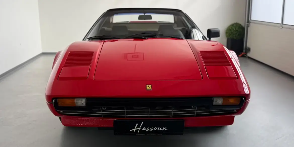 Frontansicht eines Ferrari 308 GTSi mit Targa-Dach in einer hellen Garage