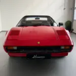 Frontansicht eines Ferrari 308 GTSi mit Targa-Dach in einer hellen Garage