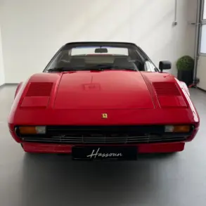 Frontansicht eines Ferrari 308 GTSi mit Targa-Dach in einer hellen Garage