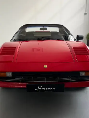 Frontansicht eines Ferrari 308 GTSi mit Targa-Dach in einer hellen Garage