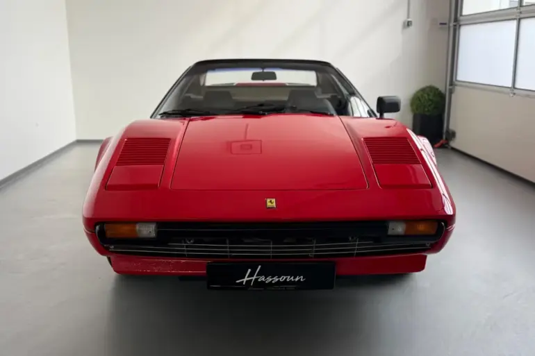 Frontansicht eines Ferrari 308 GTSi mit Targa-Dach in einer hellen Garage