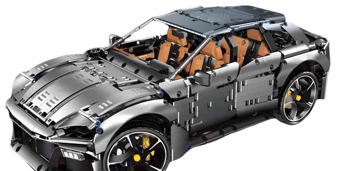 Klemmbaustein-Modell des Ferrari Purosangue in anthrazit mit sichtbarem Interieur und sportlichem Design.