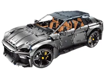 Klemmbaustein-Modell des Ferrari Purosangue in anthrazit mit sichtbarem Interieur und sportlichem Design.