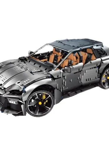 Klemmbaustein-Modell des Ferrari Purosangue in anthrazit mit sichtbarem Interieur und sportlichem Design.