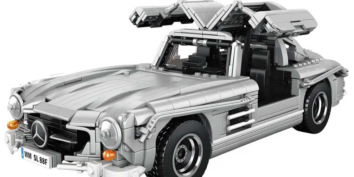 Klemmbaustein-Modell des Mercedes-Benz 300 SL Gullwing mit geöffneten Flügeltüren