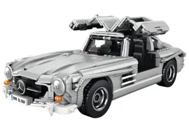 Klemmbaustein-Modell des Mercedes-Benz 300 SL Gullwing mit geöffneten Flügeltüren