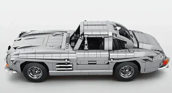 Klemmbausteinmodell des Mercedes-Benz 300 SL als Limited Edition Classic Gullwing in Seitenansicht