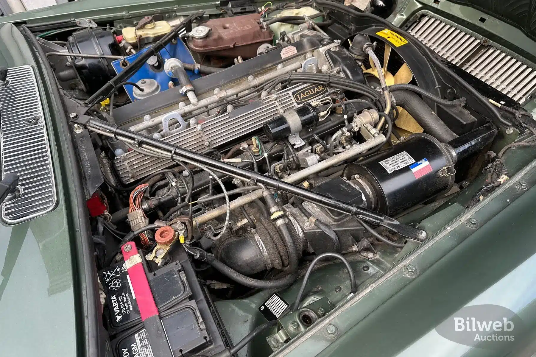 Motorraum eines Jaguar XJ6 Series III mit 4,2-Liter-Reihensechszylinder, Baujahr 1985.