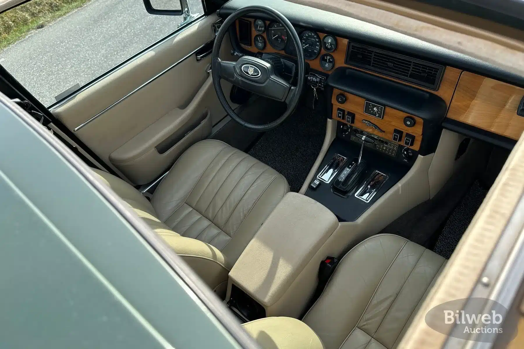 Beiger Innenraum eines Jaguar XJ6 Series III von 1985 mit Holzarmaturenbrett und Automatikgetriebe