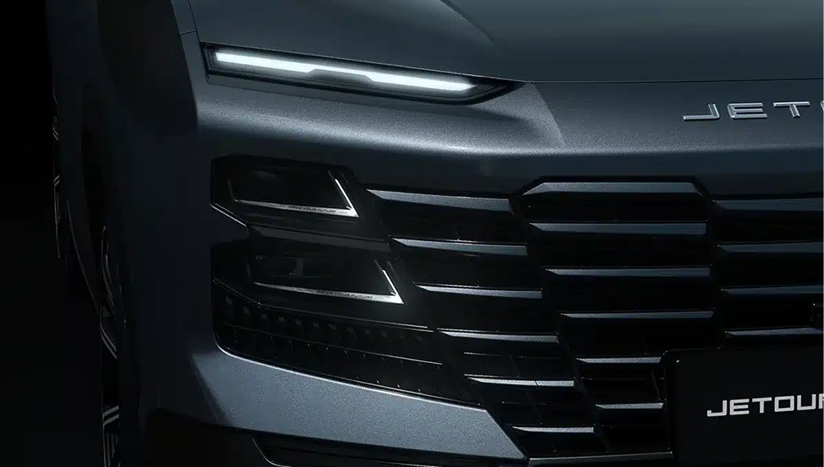 Nahaufnahme der Front des Jetour Dashing mit markantem Kühlergrill und LED-Scheinwerfern