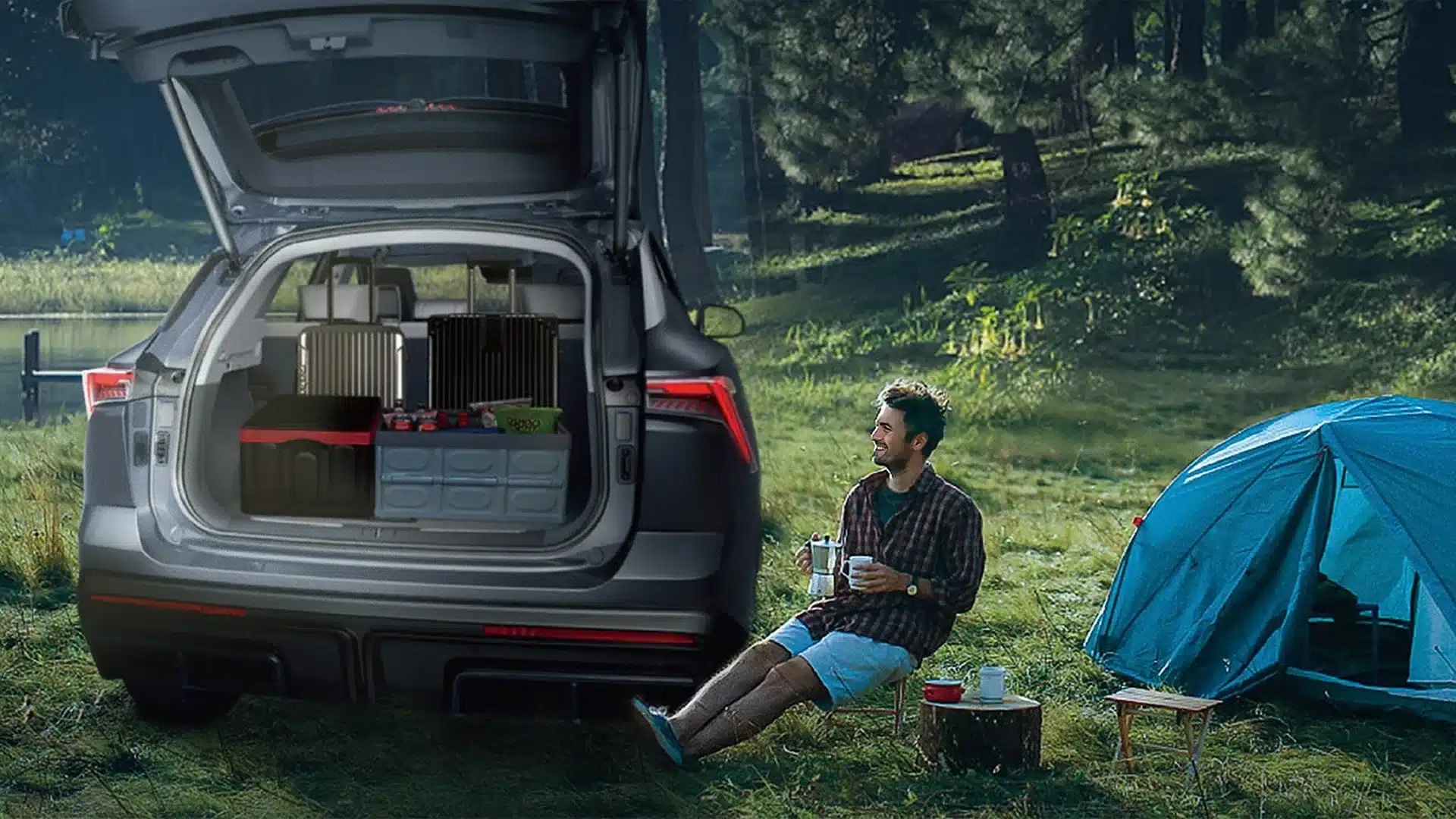 Jetour Dashing mit geöffnetem Kofferraum, bepackt für einen Camping-Ausflug, im Wald mit Zelt und Camper.
