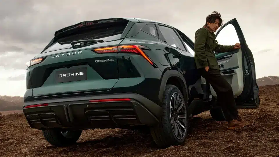 Jetour Dashing Kompakt-SUV von hinten mit geöffneter Tür und Person im Vordergrund