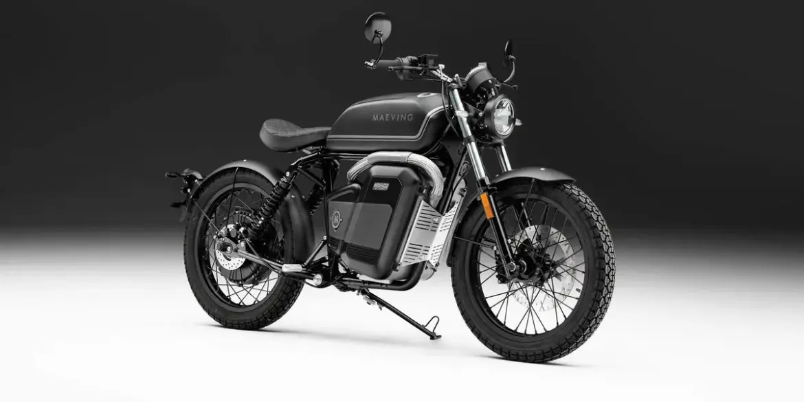 Maeving RM1S Blackout elektrisches Motorrad in mattschwarz vor dunklem Hintergrund
