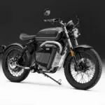 Maeving RM1S Blackout elektrisches Motorrad in mattschwarz vor dunklem Hintergrund