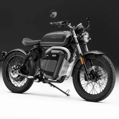 Maeving RM1S Blackout elektrisches Motorrad in mattschwarz vor dunklem Hintergrund