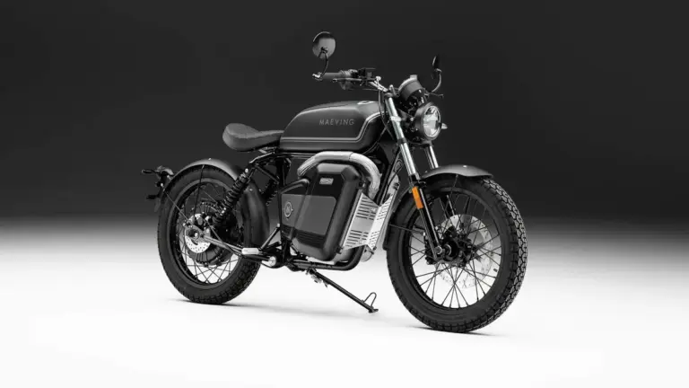 Maeving RM1S Blackout elektrisches Motorrad in mattschwarz vor dunklem Hintergrund