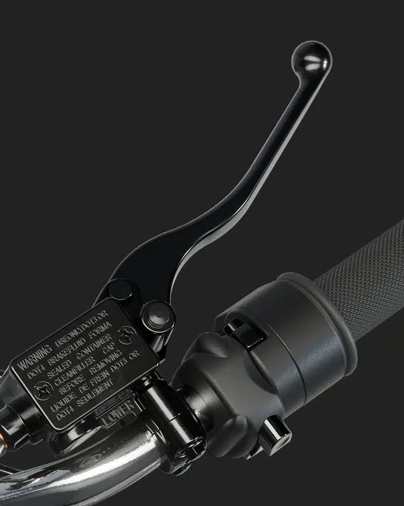 Detailfoto vom Lenker und Bremshebel der Maeving RM1S Blackout, mattes Schwarz, griffige Oberfläche