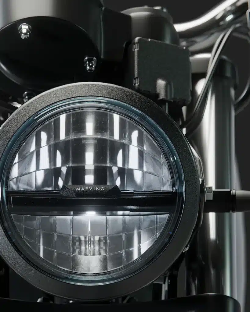 Detailaufnahme eines runden, mattschwarzen Scheinwerfers der Maeving RM1S Blackout.