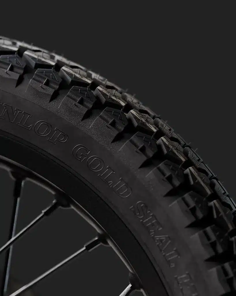 Nahaufnahme des Dunlop Gold Seal Reifens mit Profil am Rad der Maeving RM1S Blackout