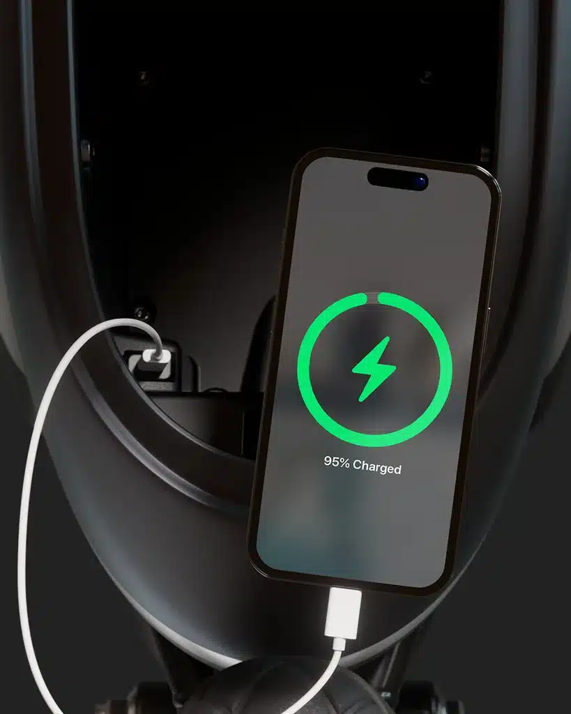 Smartphone wird über den USB-C Anschluss im Stauraum eines Maeving RM1S Blackout Elektromotorrads geladen