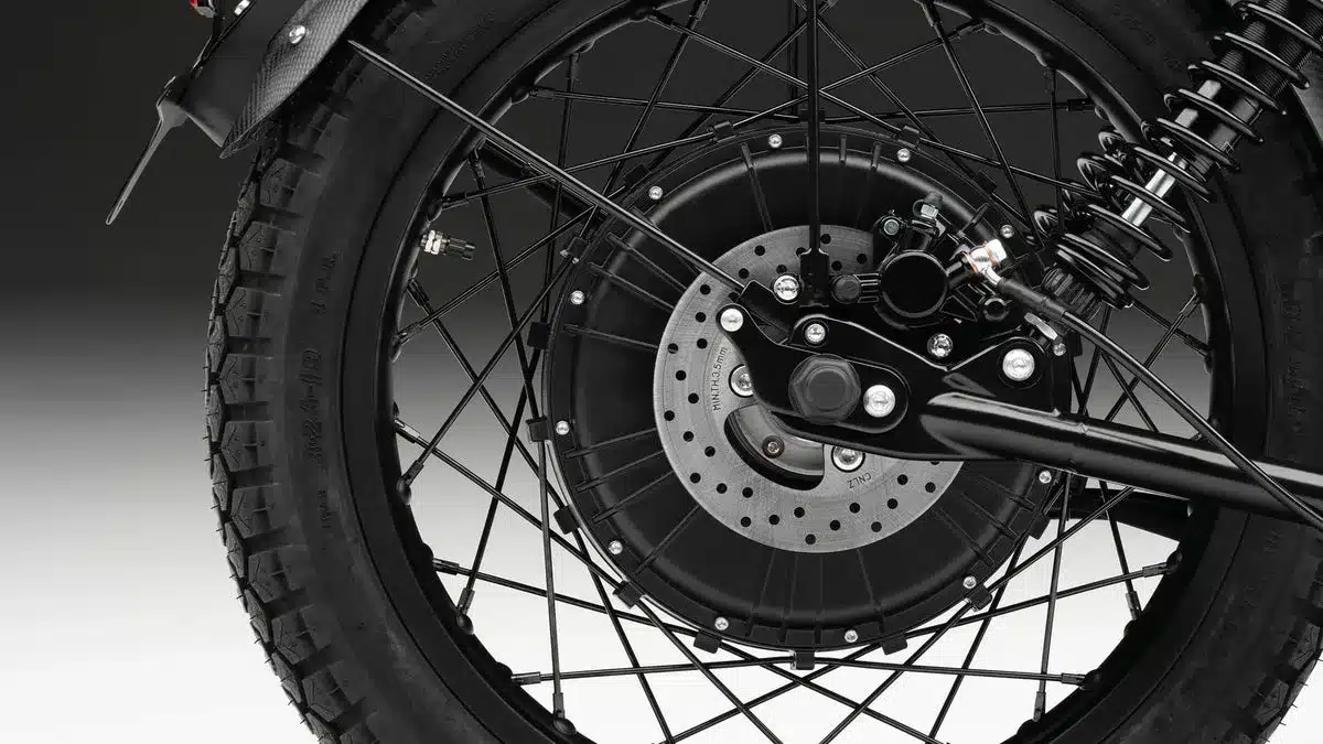Radnabenmotor mit Scheibenbremse am Hinterrad einer Maeving RM1S Blackout, Detailansicht mit mattschwarzer Oberfläche.
