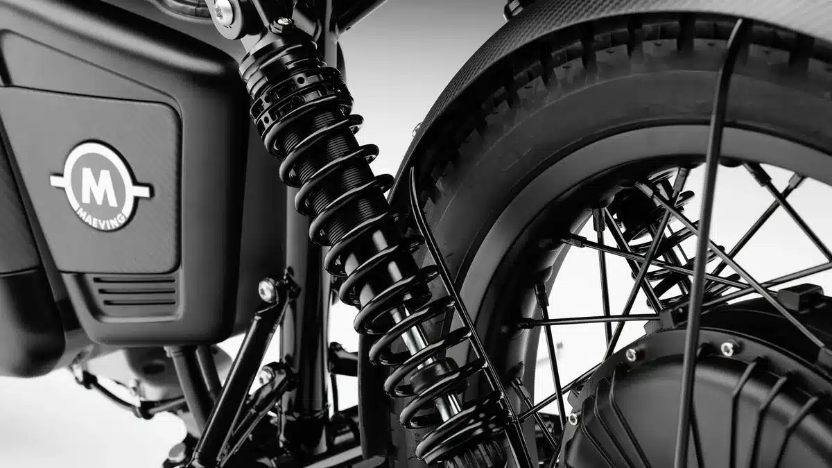 Federbein, Radnabenmotor und Hinterrad der Maeving RM1S Blackout in Nahaufnahme