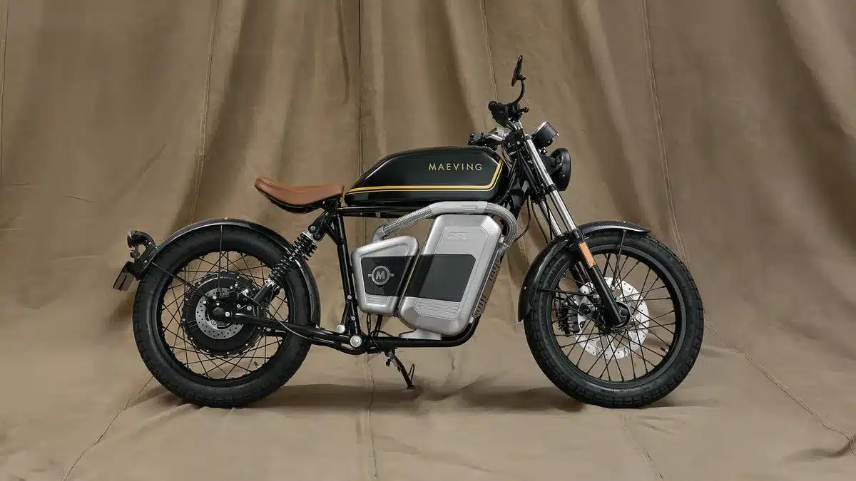 Maeving RM1S Elektromotorrad im Retro-Design vor neutralem Hintergrund