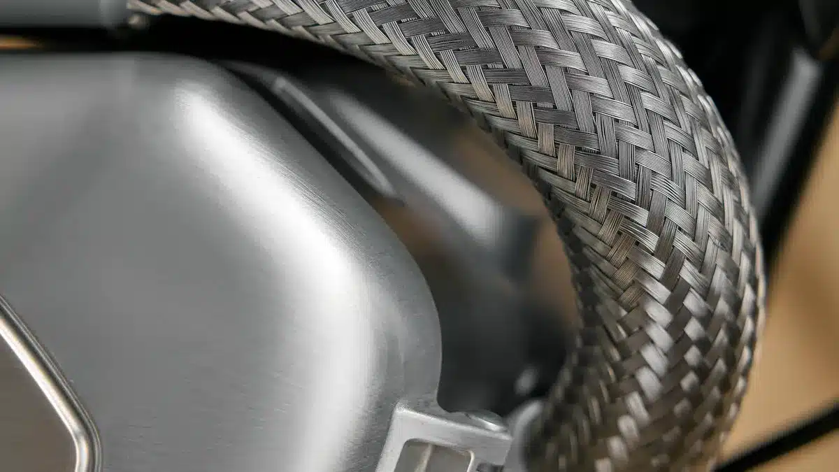 Detailansicht des Motorgehäuses und eines geflochtenen Metallkabels der Maeving RM1S