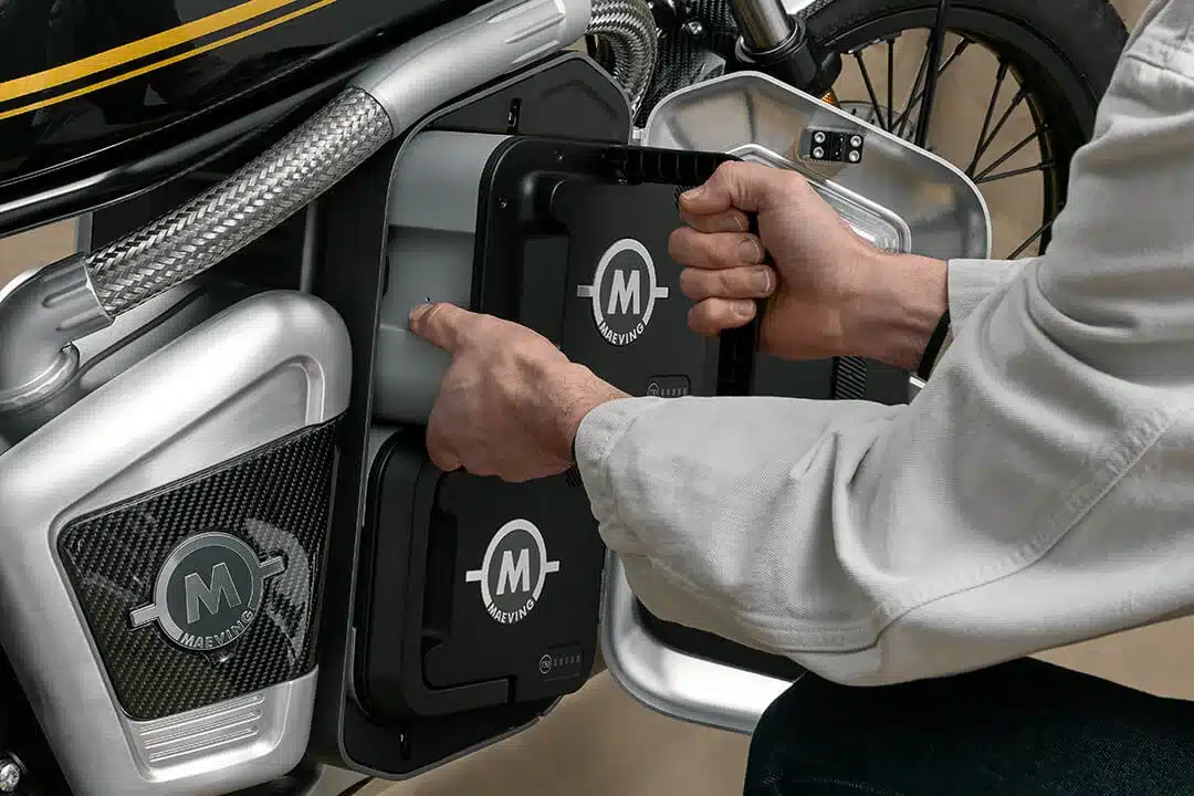 Nahaufnahme einer Person, die die Batterie aus einer Maeving RM1S entnimmt.
