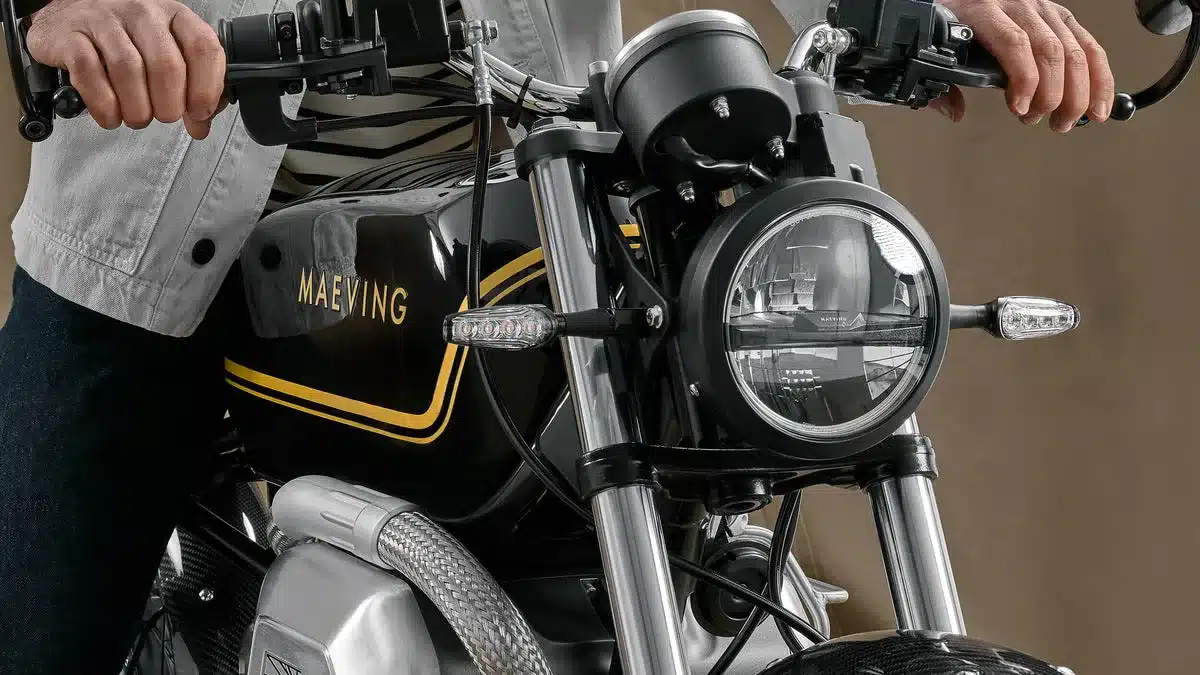 Maeving RM1S Elektromotorrad mit Frontscheinwerfer und klassischem Tank-Design