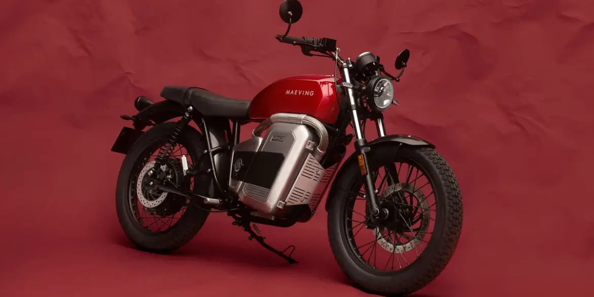 Maeving RM2 Elektromotorrad in Rot, seitliche Ansicht vor rotem Hintergrund