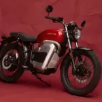 Maeving RM2 Elektromotorrad in Rot, seitliche Ansicht vor rotem Hintergrund