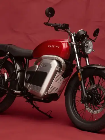 Maeving RM2 Elektromotorrad in Rot, seitliche Ansicht vor rotem Hintergrund