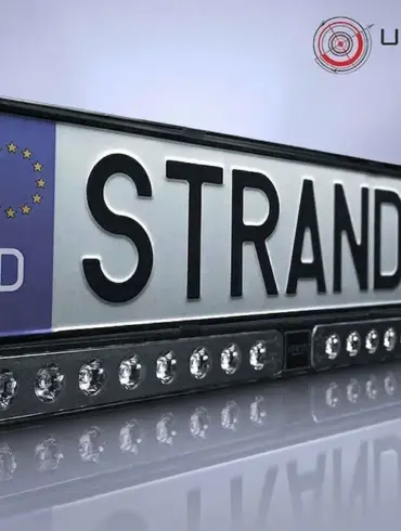 Strands NUUK E-Line DUO Black Kennzeichenhalter mit integriertem LED-Fernlicht für EU-Kennzeichen, Nahaufnahme