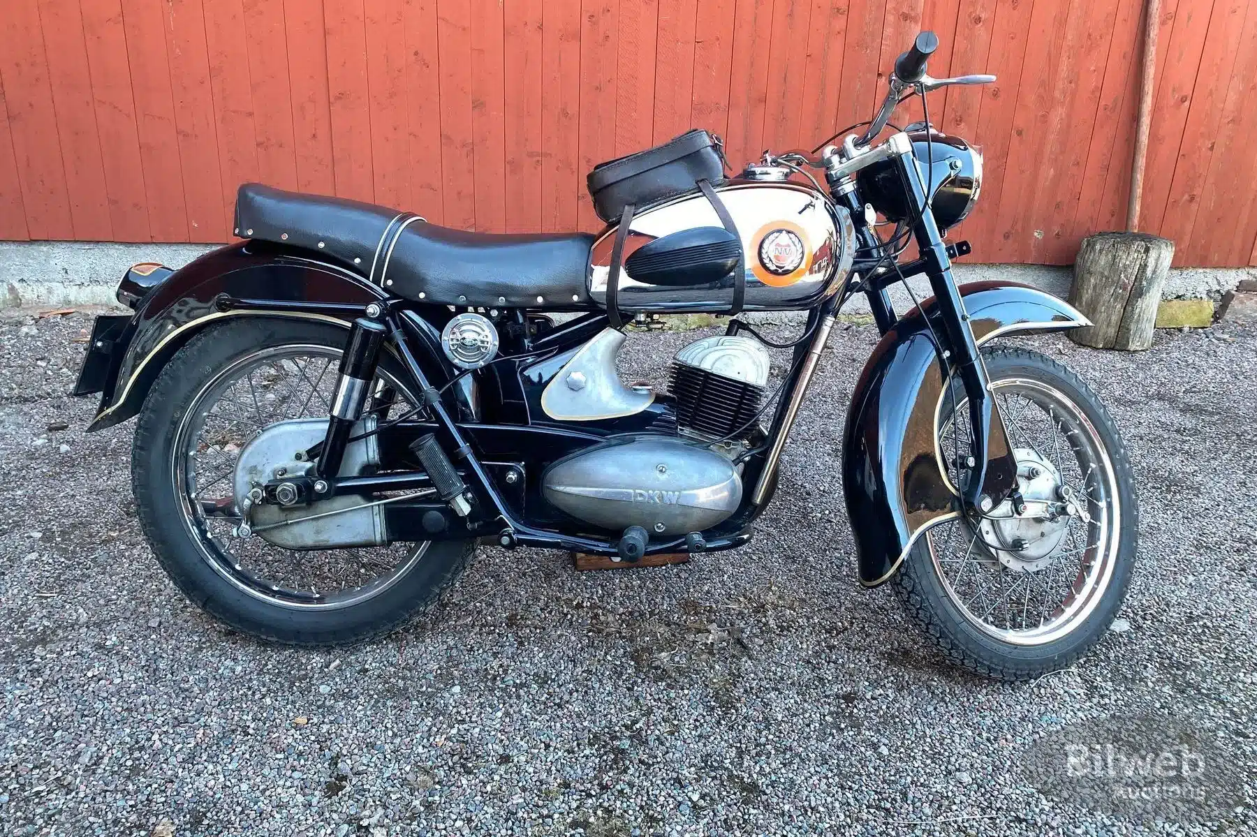 Historisches Motorrad NV 38 von Nymans aus dem Jahr 1955, komplett restauriert, seitlich fotografiert.