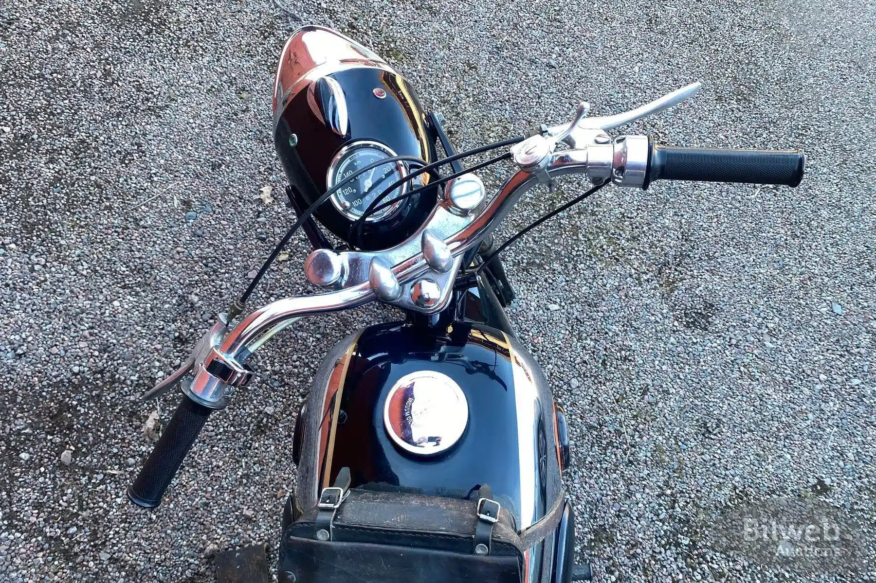 Detailansicht von Lenker, Tank und Tacho einer schwarzen NV 38 aus dem Jahr 1955 im Freien.