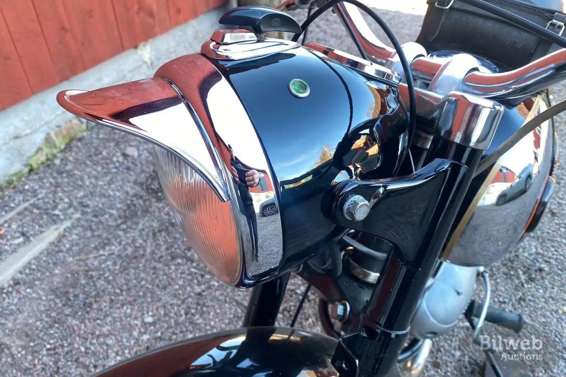 Nahaufnahme des Frontscheinwerfers einer schwarzen NV 38, Baujahr 1955, mit sichtbaren Details der klassischen Mechanik